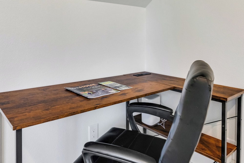 Sunny 3BR Retreat Near Everet Waterfront