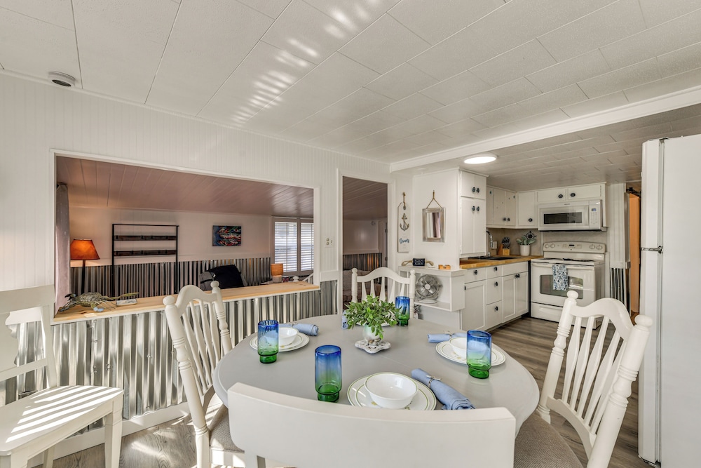 Screened-in Patio: Home 2 Mi to Cortez Beach!