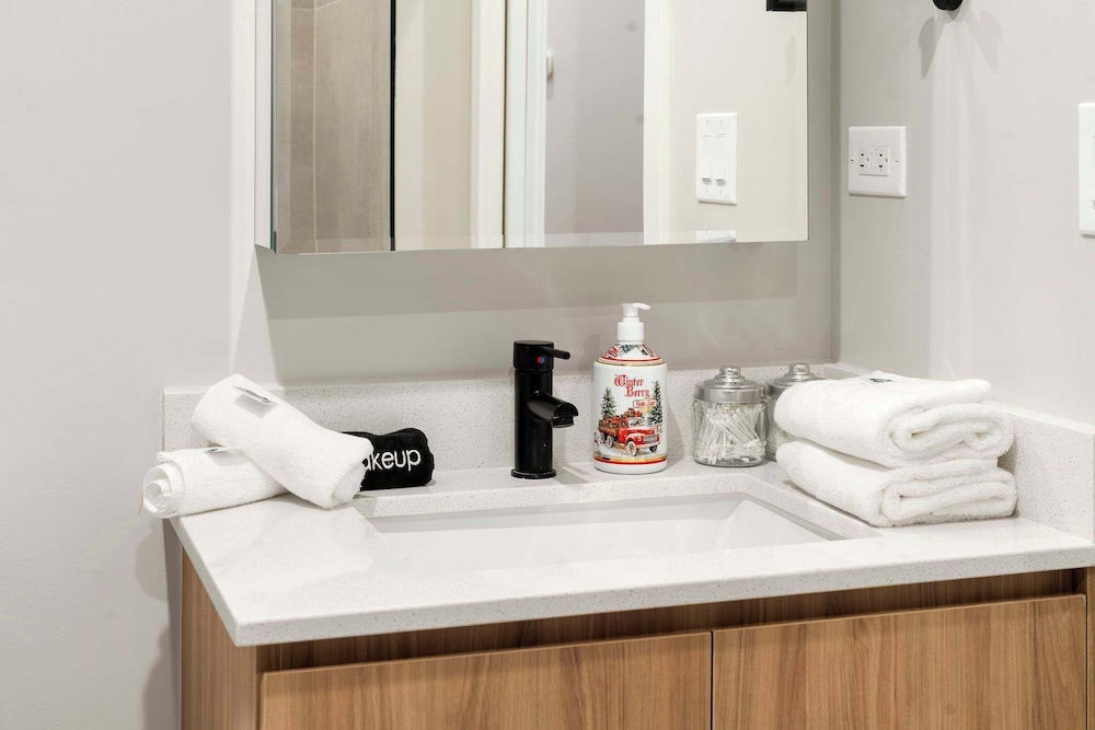 Edgewater Modern 2BR Steps to Lake City Views