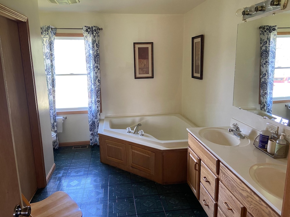 Bloomington Vacations - Large Country Home Pool and hot tub - Property Image 2