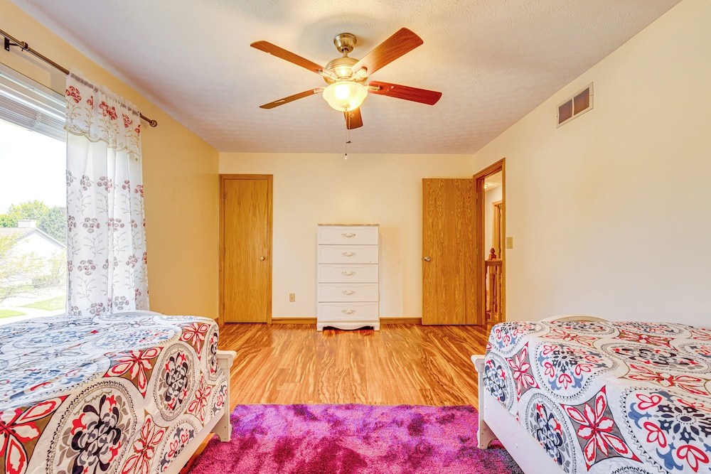 Families Welcome: Lake-view Home, 2 Mi to Gahanna!