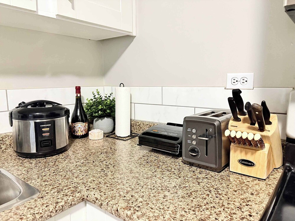 Stylish Downtown Condo near Rogers Place | Parking, Gym, Balcony & Kitchen