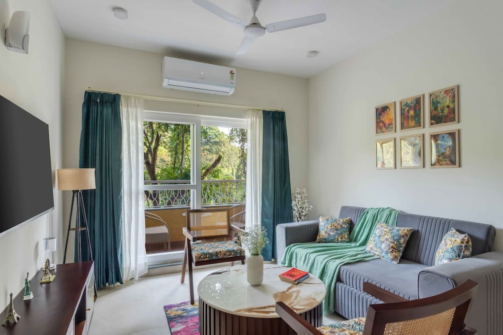 1bhk w Balcony and Pool - 5 Mins to Candolim Beach