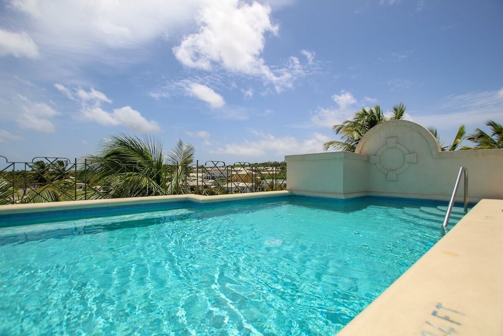Ocean views apt with shared rooftop pool: Beacon Hill Surf by BSL Rentals