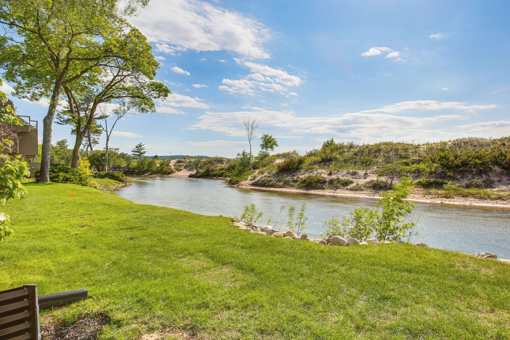 Glen Arbor Riverfront Retreat: Steps to Beach!