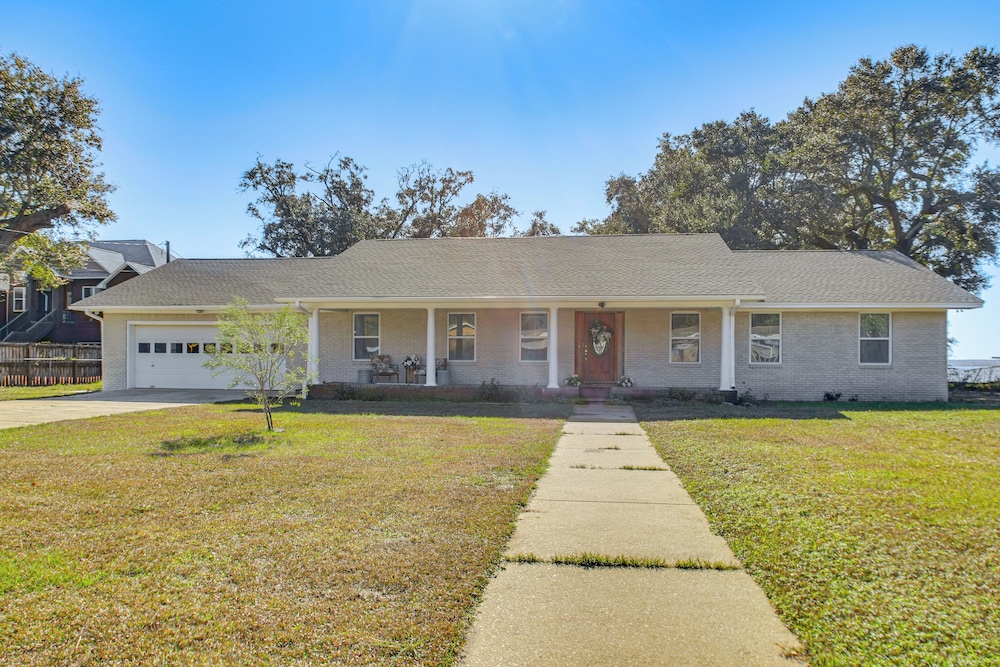 Private Patio & Hot Tub: Bayside Home in Pace!