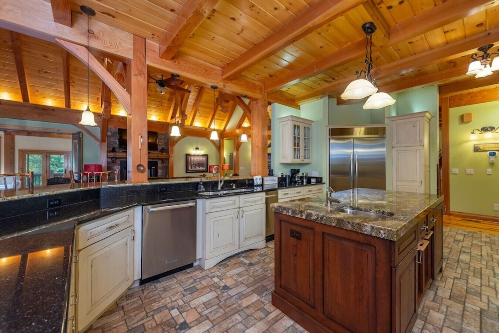 Luxe Riverfront Escape Mtn Views Pickleball Ct