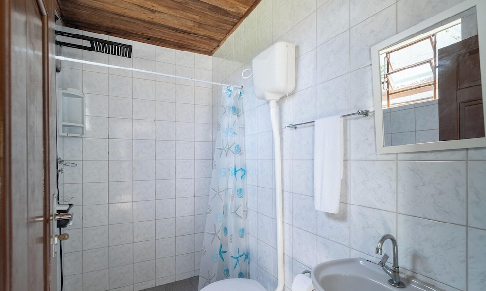 House w/ 2 Bedrooms 650 m From the Beach Adu0440