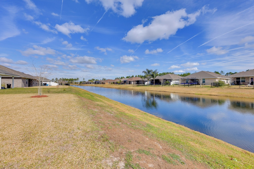 11 Mi to Ocean: Home w/ Pool Access in Palm Coast