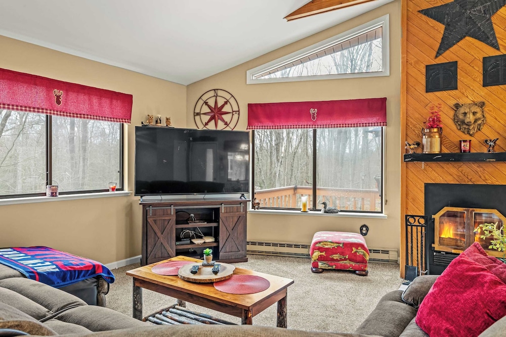 Atlas Point Lodge Sauna, Fireplaces, Kayaks, Lakes + Pet-friendly Yard