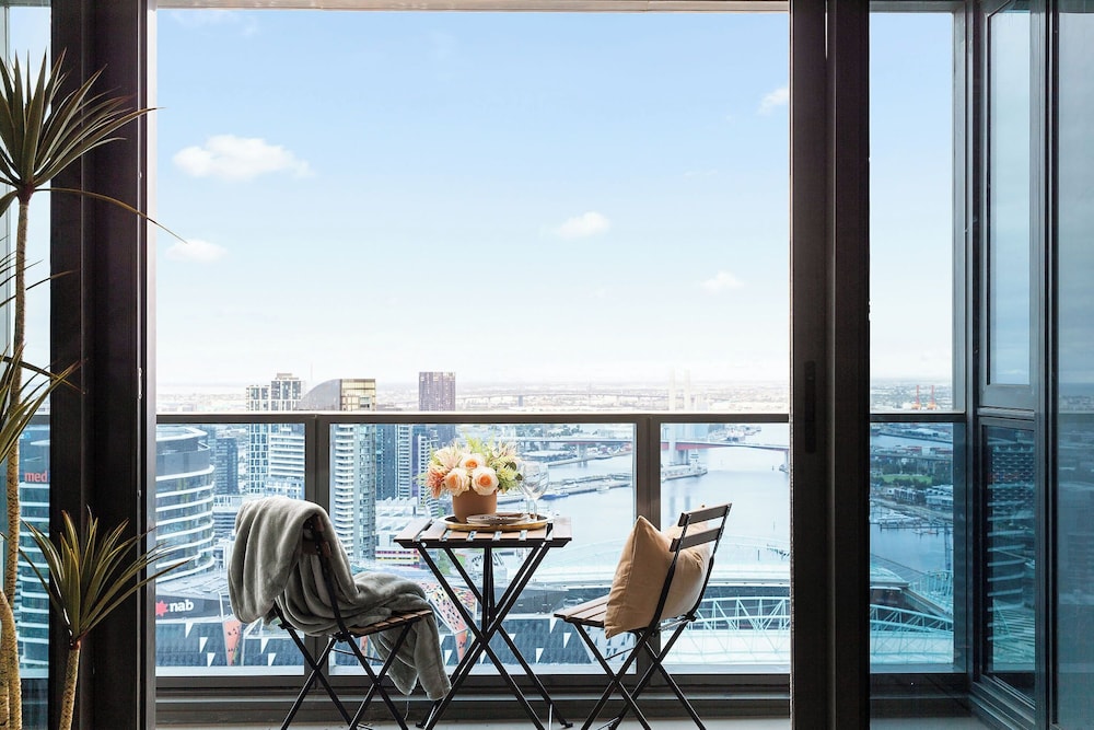 A Cozy 2BR Apt With Harbour Views, Free Parking
