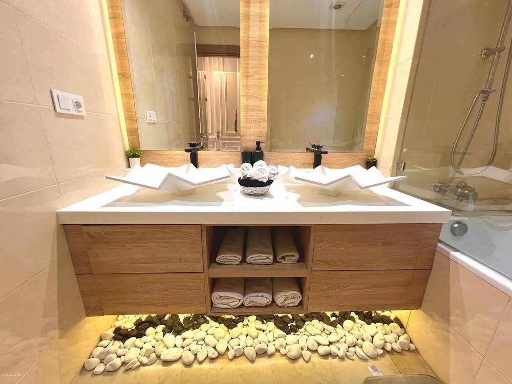 3 bedrooms apartment in secure Résidence
