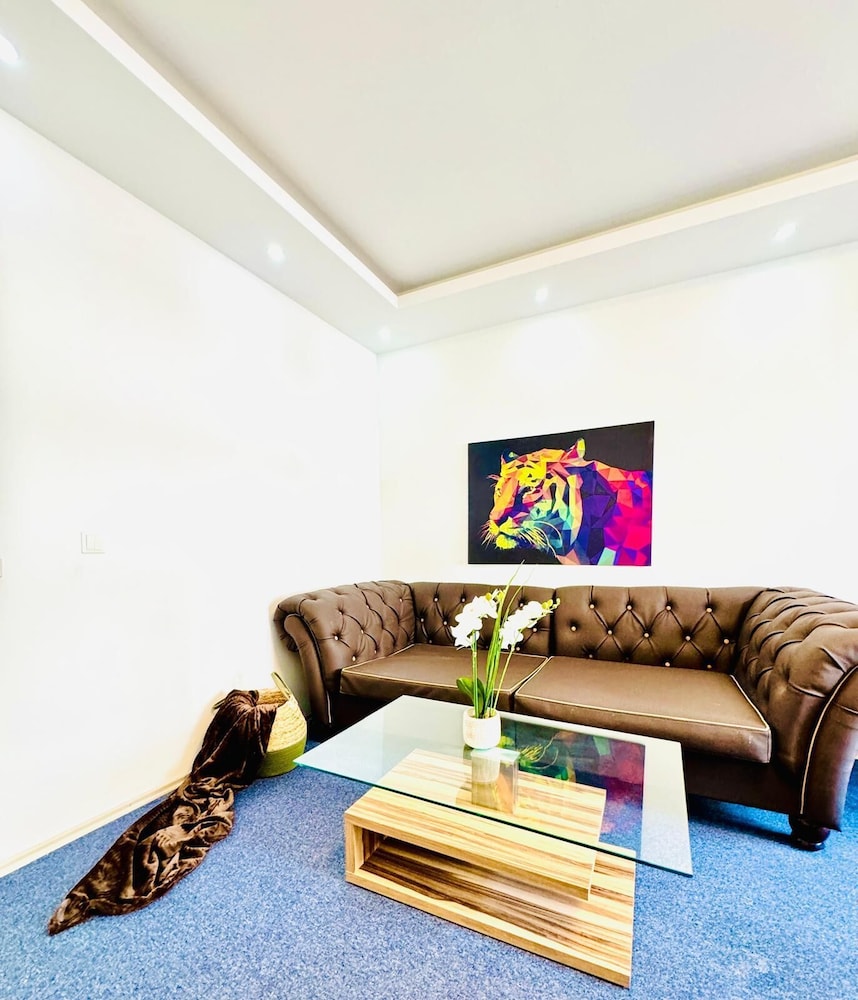 Luxury 7 Bedroom Apartment Sleeps 16