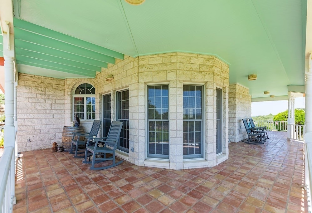 Gastehaus Royal Oaks Studio Bedroom Apts by Redawning view 4