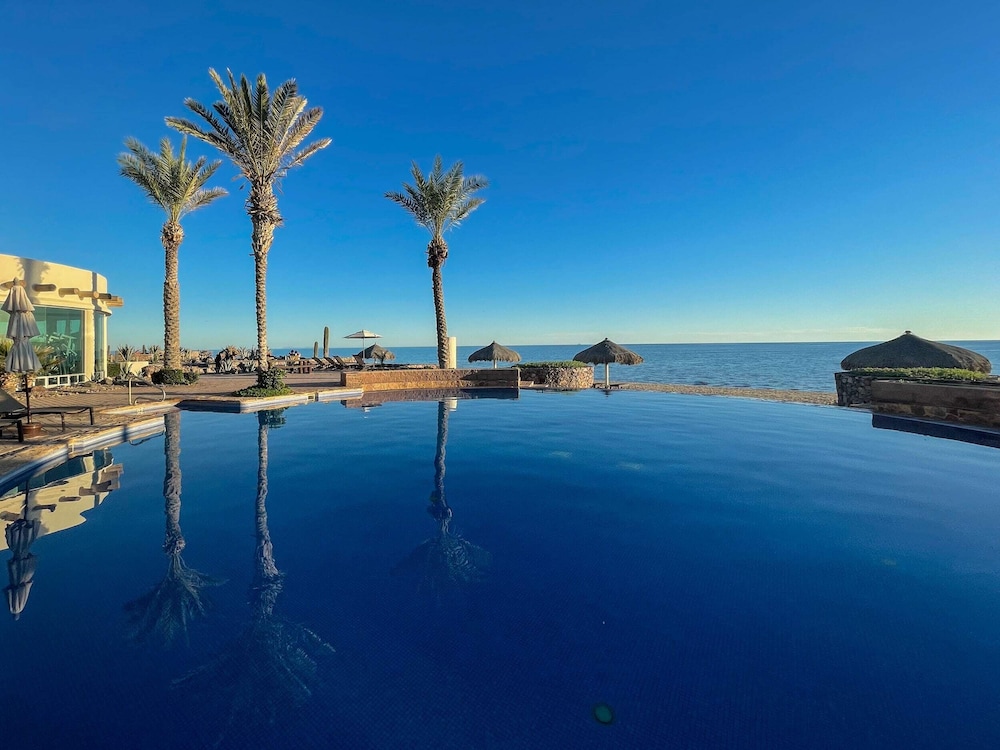 Stylish Condo With Serene Beach Infinity Pool