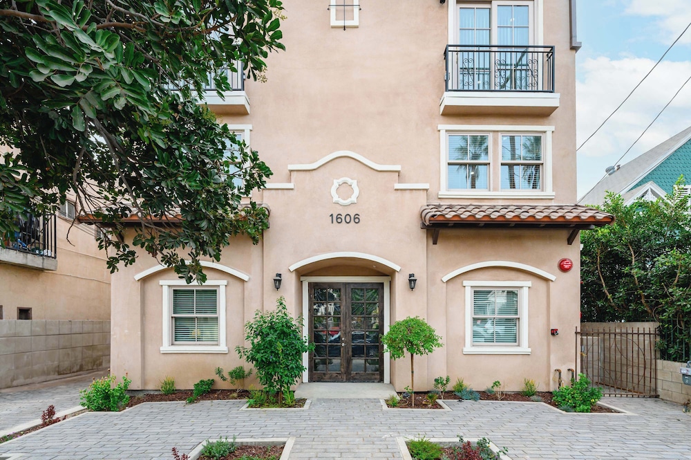 Not Affected by the Fire/modern Spacious Home With Parking & Fully Equipped Kitchen #3