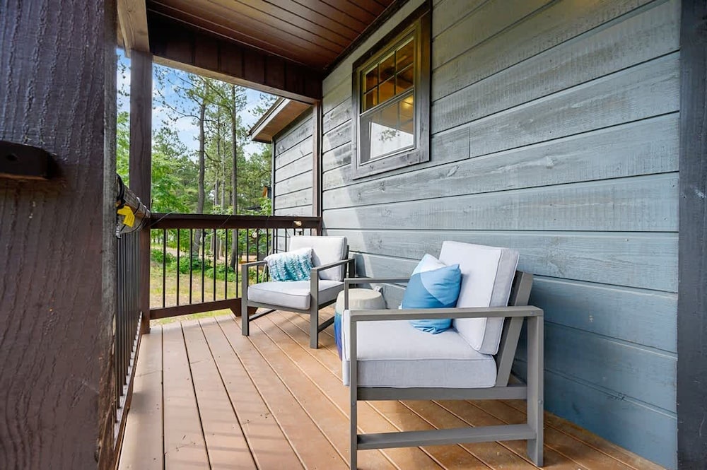 Family-friendly Broken Bow Cabin w spa Game Room