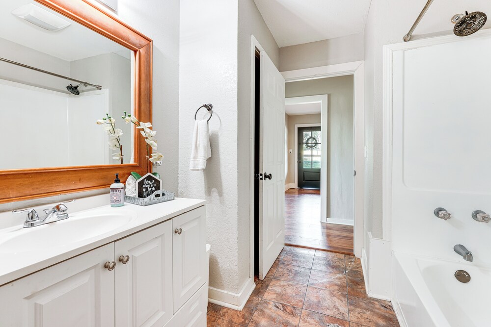 2 Mi to Landa Park: Farmhouse w/ Fire Pit!