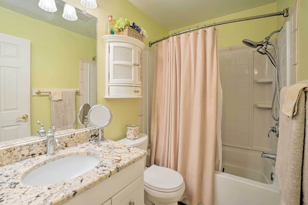 Tampa Home w/ Hot Tub ~ 15 Mi to Downtown!