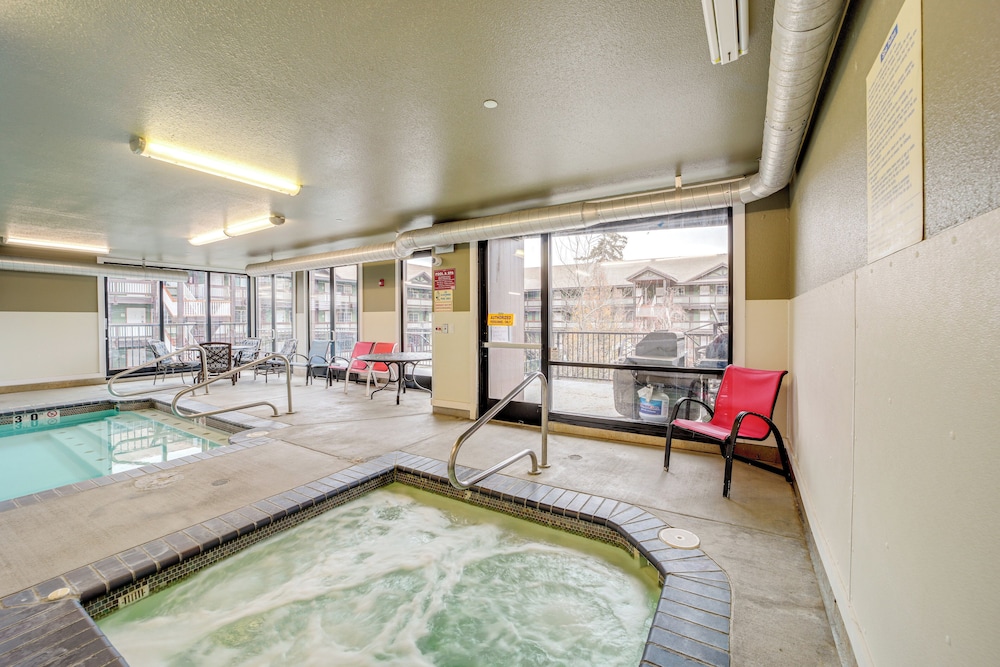 Walk to Lake Chelan: Condo w/ Pool Access