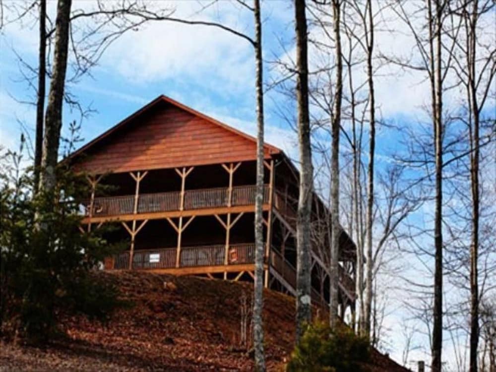 Spacious Party Hut Near Attractions by Redawning