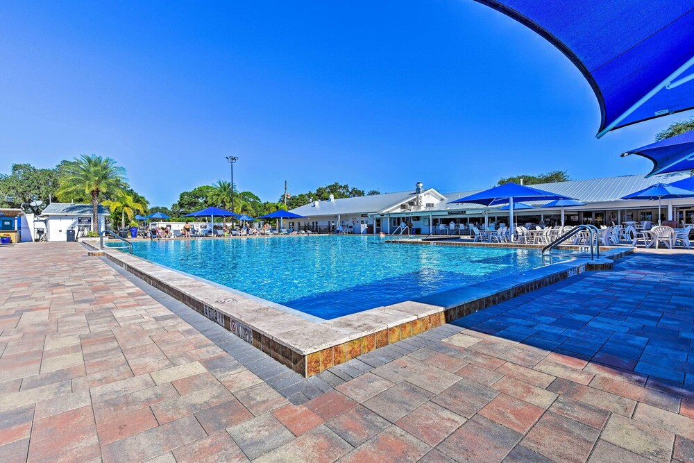 Resort Amenities, 7 Mi to Dtwn: Sarasota Home!