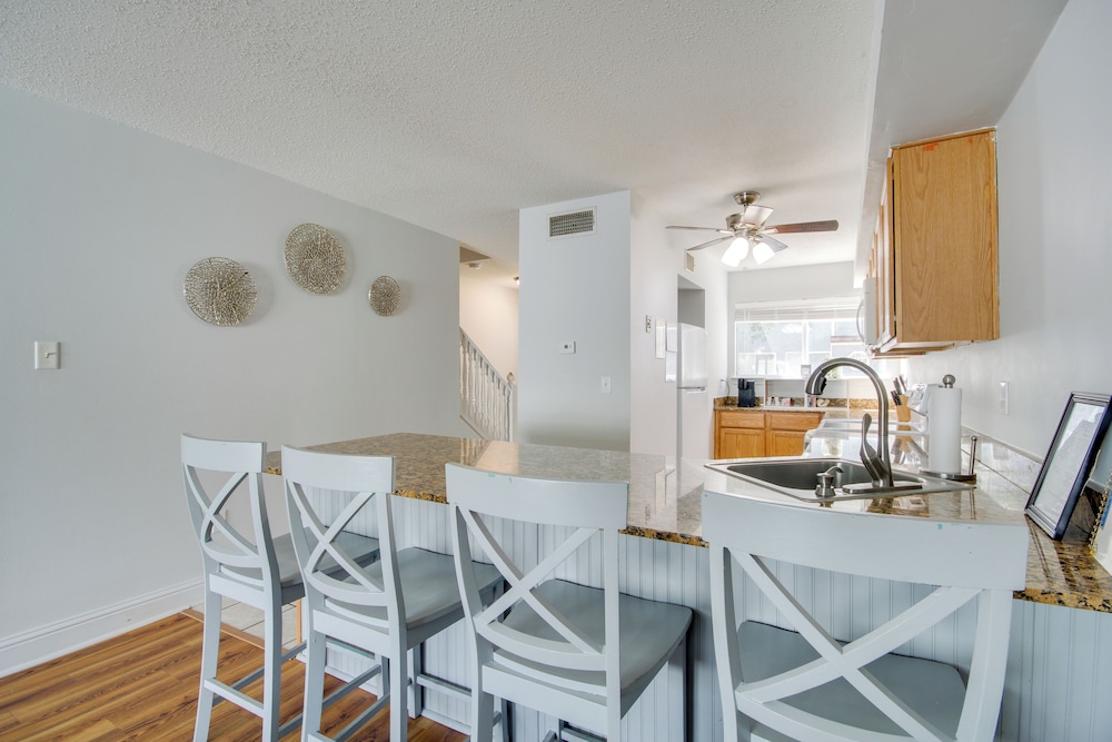 < Half Mi to Gulf: Biloxi Condo w/ Patio!