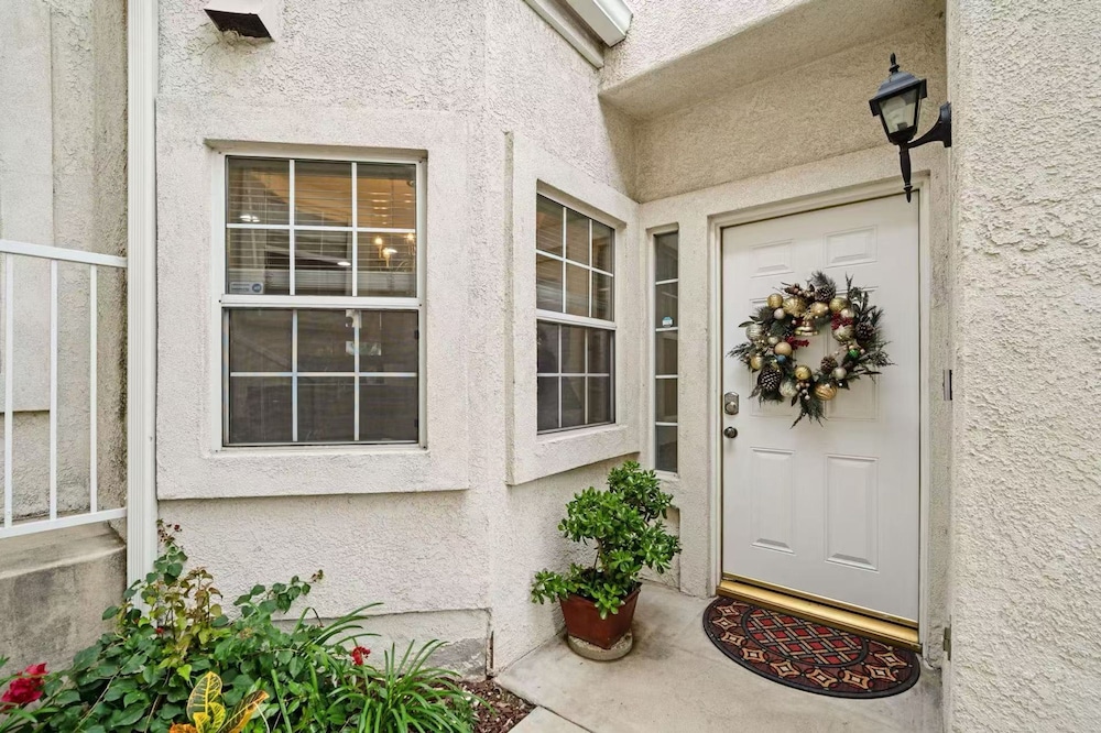 Bright Townhome Retreat With Private Patio Walk Trails