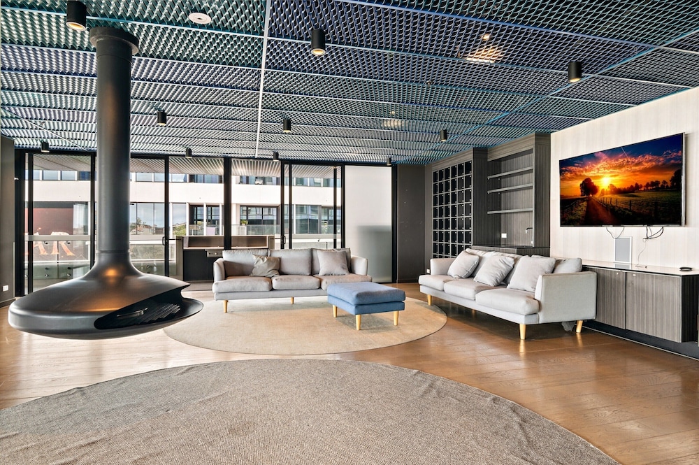 Renovated 2-bed Apartment With Balcony
