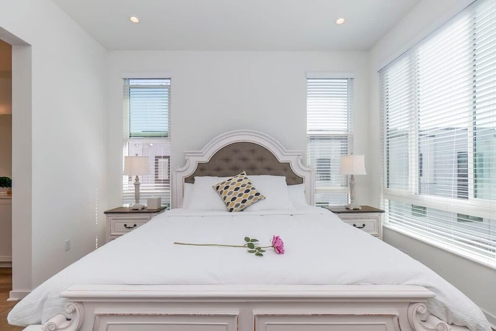 Master Bedroom With King Bed Central Location