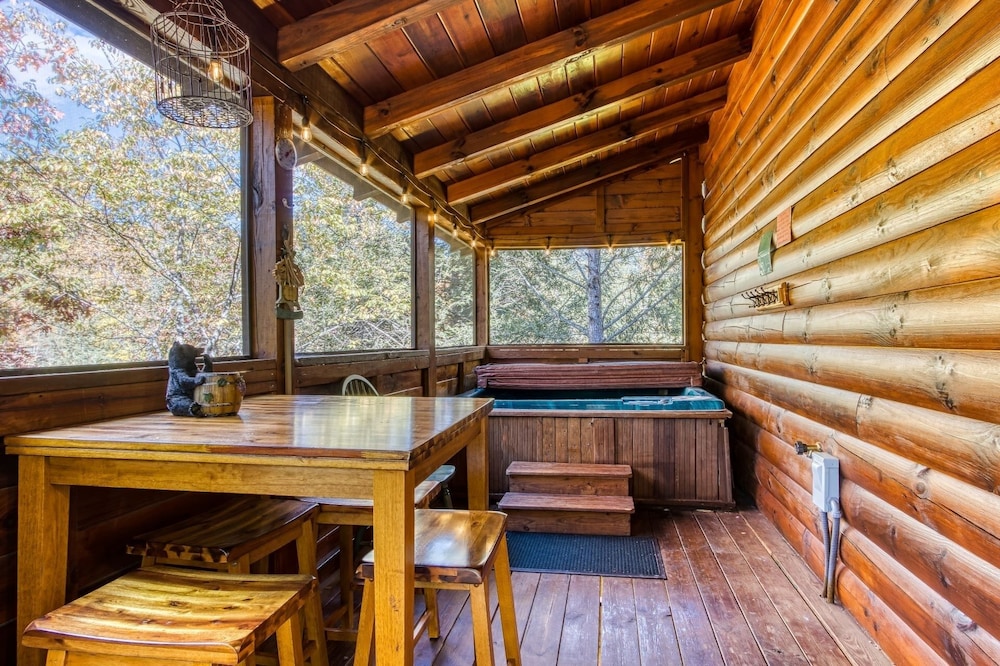 Er 247 - Legacy Lodge Great Location - Close To Town! 2 Bedroom Cabin by RedAwning view 2
