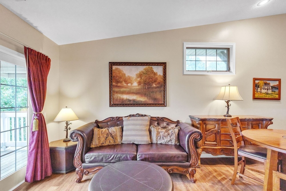 3rd Floor Front Side Corner Penthouse Suite - 304 by Grand Wood Suites