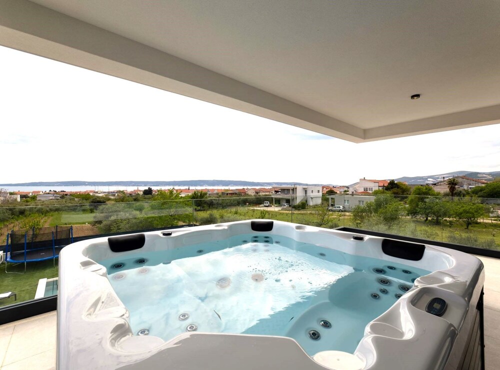 Moonlit Mirage Villa With Pool, Gym and Sauna