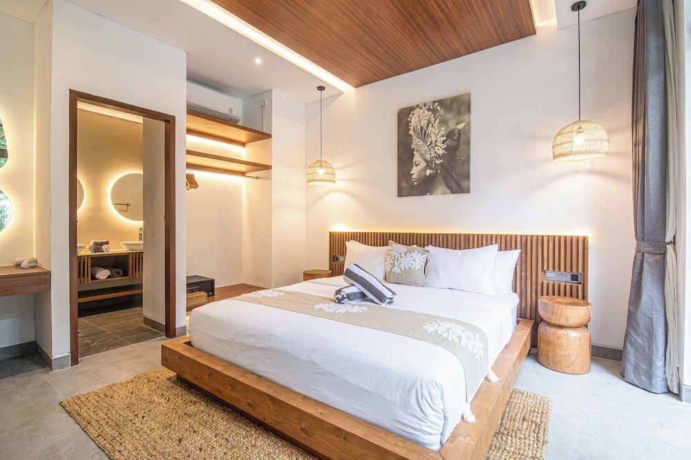 Enchanting 5BR Canggu Villa Moments to Sea