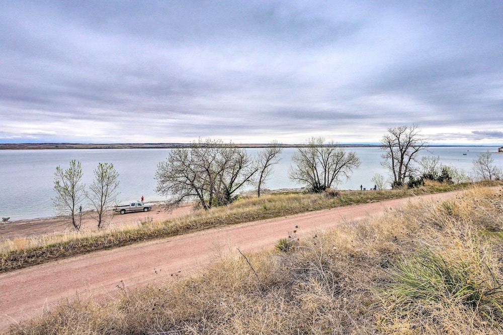 2-level Home w/ Deck: 1/2 Mi to Lake Mcconaughy! - Property Image 2