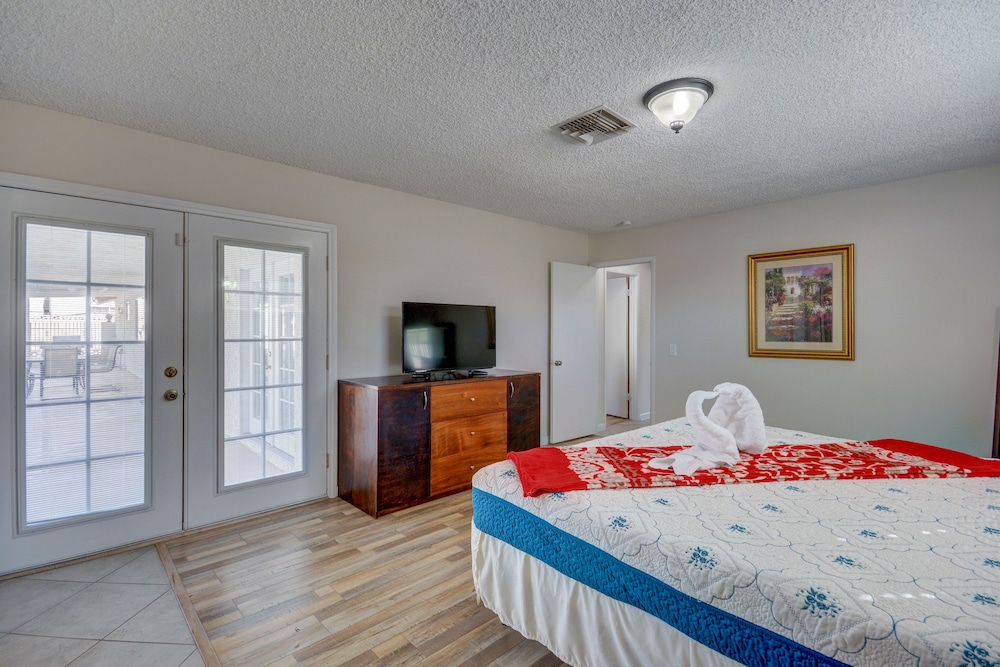 Luxurious 4BR House with Large Pool Near Strip - Image 4