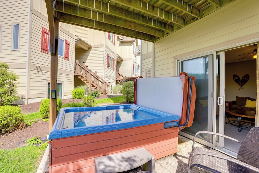 < Half-mi to Lake: Townhome w/ Hot Tub in Mchenry!