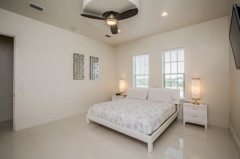 Bord du Mer 6 Bedroom Holiday Home by Five Star Properties