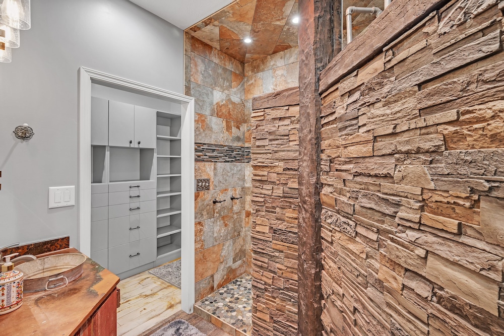 Lakeside Retreat With Hot Tub & Game Room 3 Bedroom Home