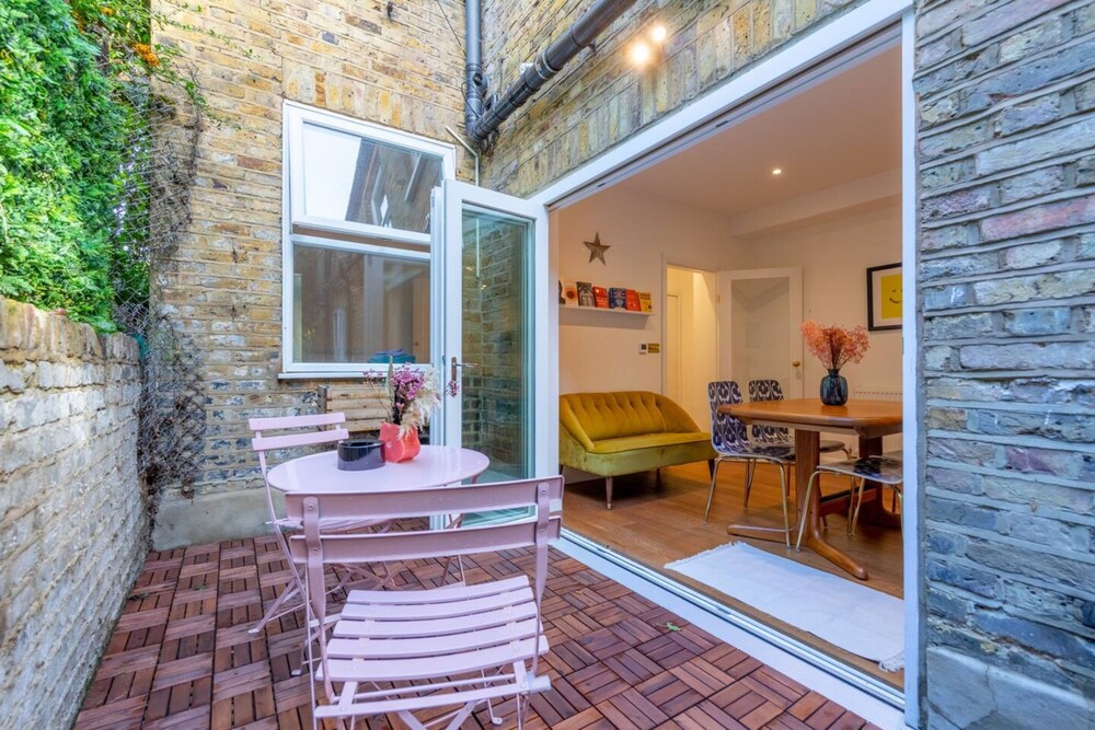Charming 1 Bedroom Apartment in Shepherds Bush With Patio Area