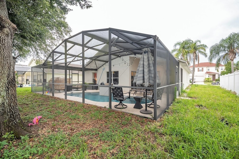 Cozy Queen BR + Pool Access Near Disney