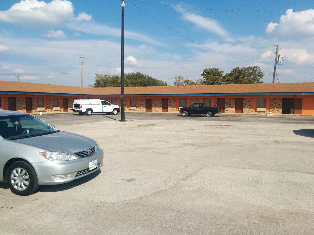 Gainesville Vacations - Budget Host Motel Gainesville - Property Image 5