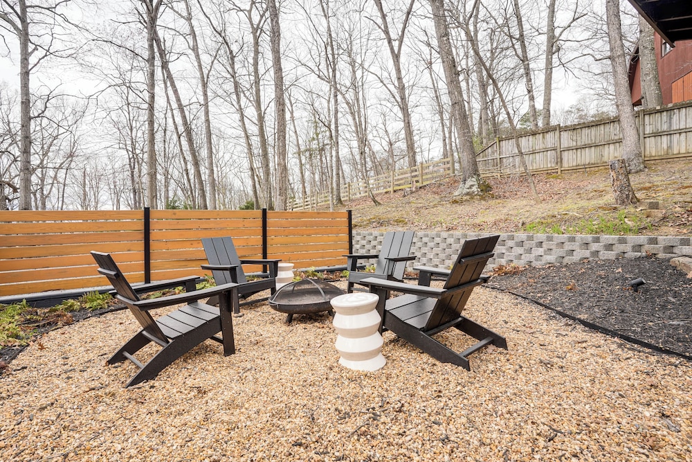 Luray 'black Walnut Cabin' on 2 Acres w/ Fire Pit!