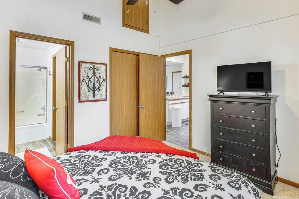 Pet-friendly Condo w/ Pool Access in Osage Beach