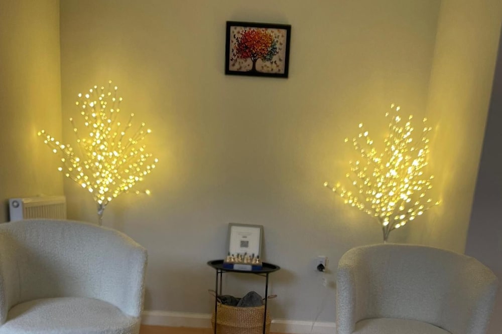 3 Bed House - Sleeps 5 - Garden - Parking - Wifi