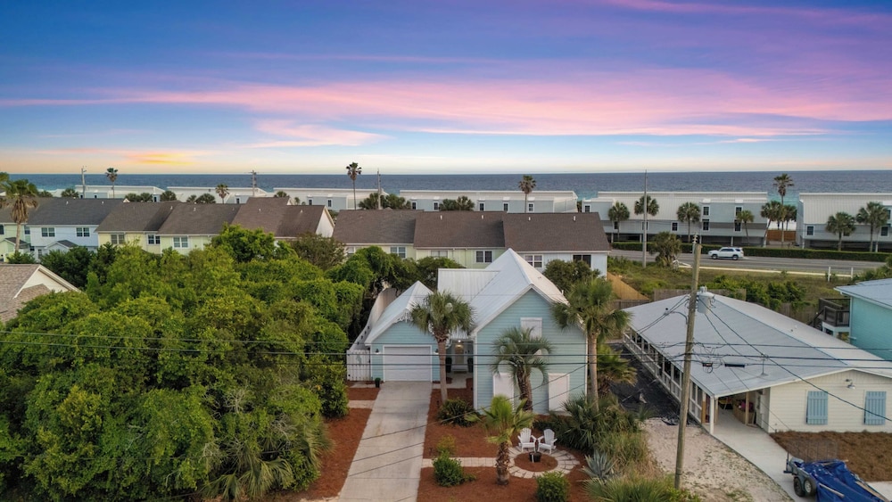 Newly Renovated! 2-min Walk to the Beach The Coastal Cottage by Avantstay