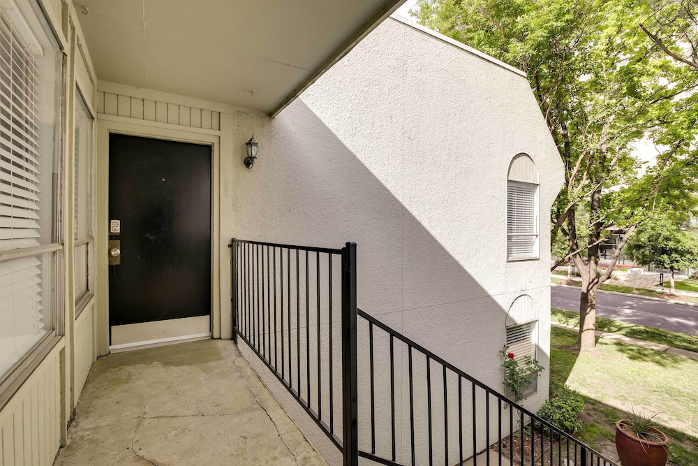 Serene Dallas Condo w/ Pool - Walkable Location!