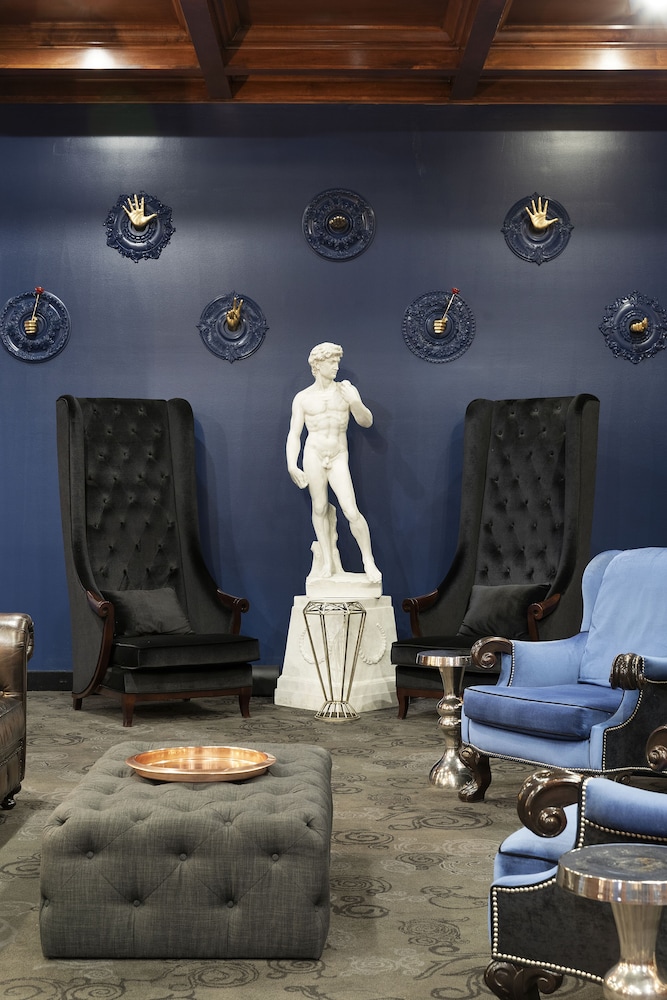 Des Moines Vacations - Des Lux Hotel - Property Image 3