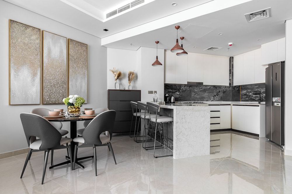SIMPLY COMFORT Skyline Apts at Nobles Tower with Luxury Burj View
