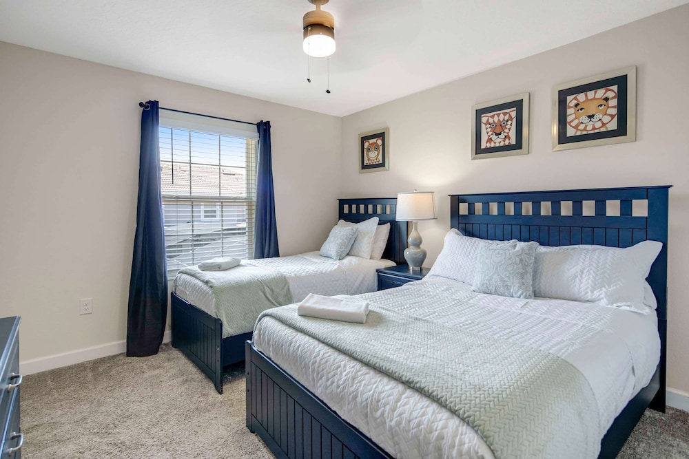 Stylish 4BR Pool Townhome Storey Lake